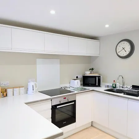 Compton With Free Parking Apartment York