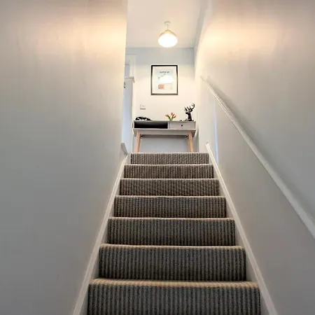 Compton With Free Parking Apartment *
