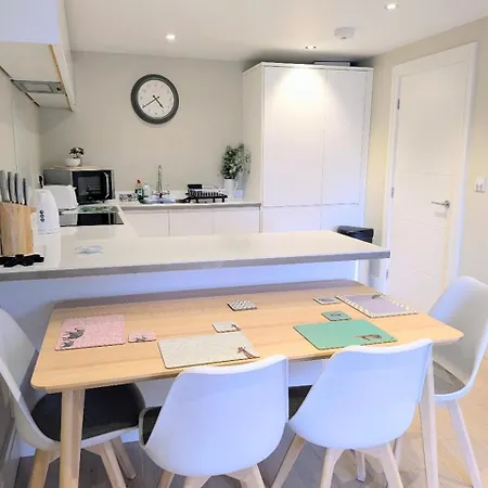 Compton With Free Parking Apartment