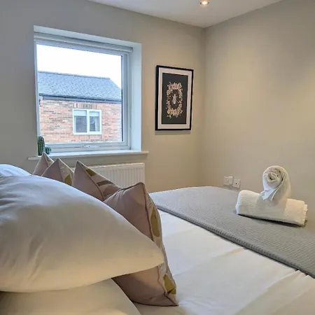 Compton With Free Parking Apartment York