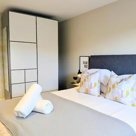 Compton With Free Parking Apartment *