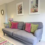 Compton With Free Parking Apartman *